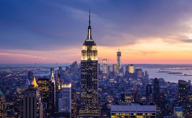 The night view in New York is magnificent, with dazzling neon lights illuminating the entire city.