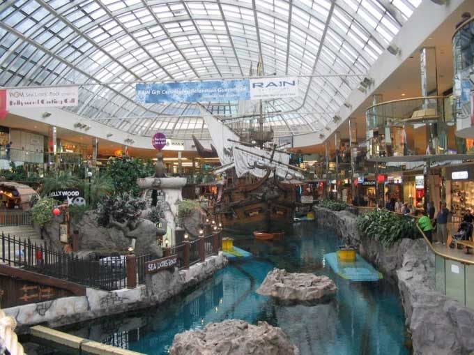 A corner of the underground city Réso.