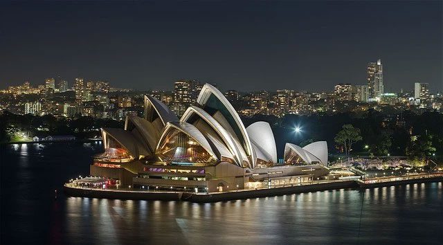 Sydney, a port city located in the southeast of Australia, is a large, famous, and historic city.