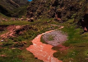 the strange river turns red like new color when winter comes called thay quen 129438