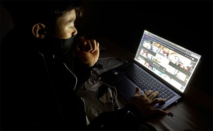 Many young people are so engrossed in watching movies that they forget their main responsibility: studying.