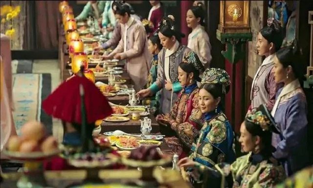 The dining rules in the palace are very strict