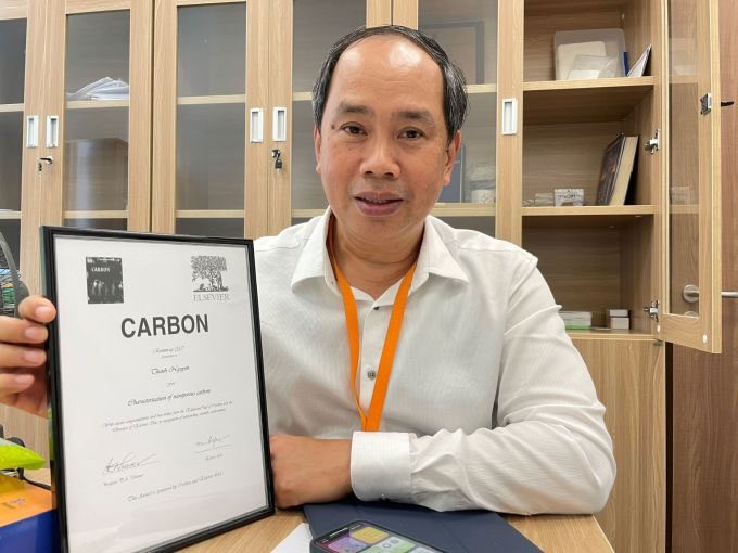 Dr. Nguyen Xuan Thanh with the carbon research award