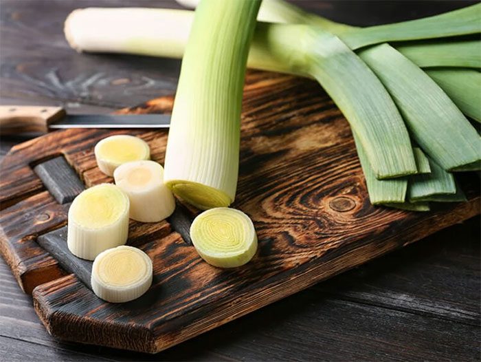 Kaempferol in leeks is known for its anti-inflammatory and cancer-fighting properties.