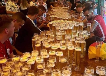tourists drink more than 1200 beers set world record 130828