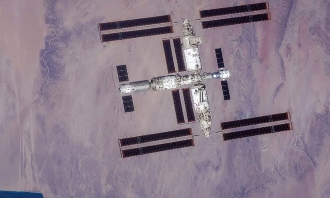 The complete T-shaped space station weighs 90 tons