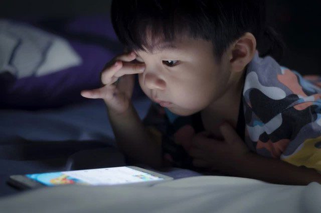 To prevent TIC syndrome, parents need to manage their children's use of smart devices.