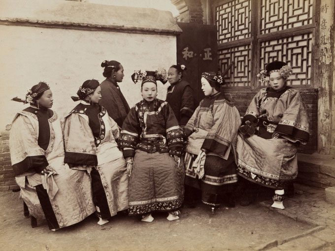 Image depicting the attire and hairstyles of Manchu and Han people.