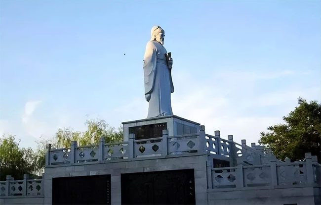 The statue of Zhu Xi in Khao Ding Village was built later