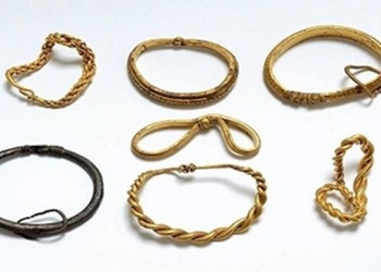 using metal detector woman finds largest treasure of vikings 130112