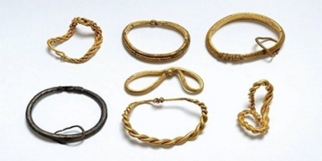 using metal detector woman finds largest treasure of vikings 130112