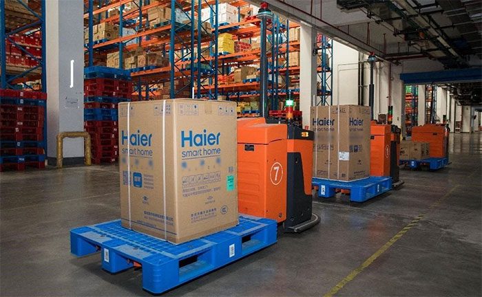Goods are transported automatically in a warehouse in China.