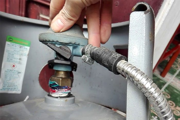 After cooking, users should turn off the gas tank valve for safety.