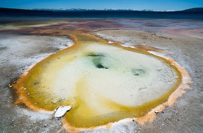  "The boiling water home" of microorganisms in Yellowstone National Park (USA) 