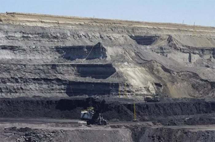 In the lignite stage, through deeper cover and increased pressure, peat gradually turns into lignite