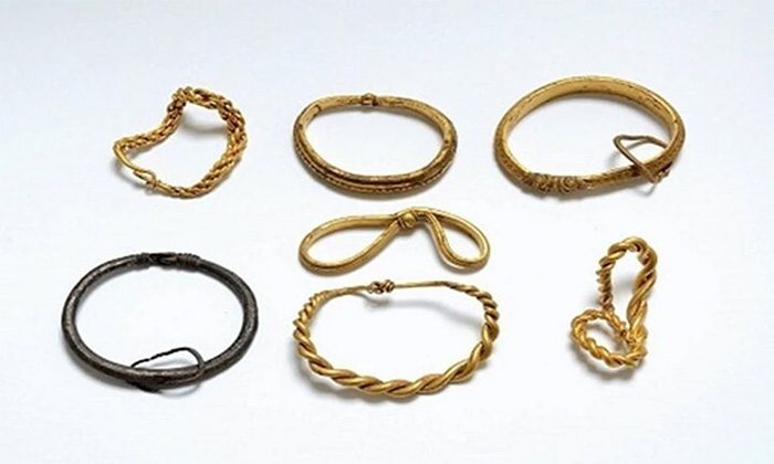 The treasure of 7 necklaces from ancient Vikings.