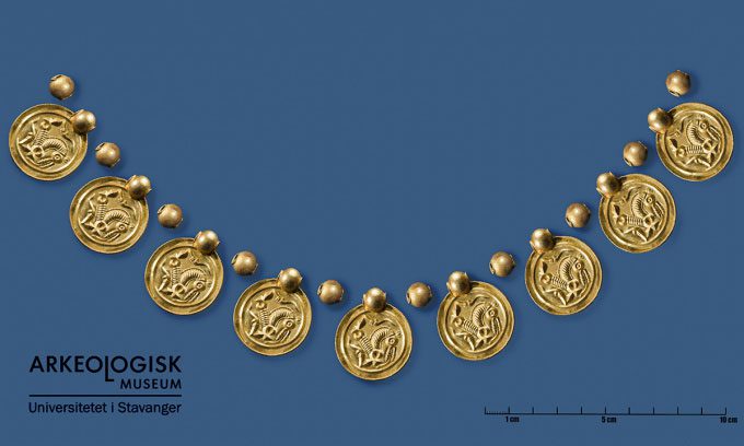 Reconstruction of the previous appearance of the necklace featuring 9 gold pendants.