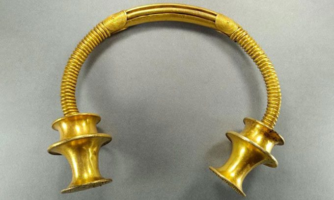  The gold necklace reveals many insights about the Iron Age. 