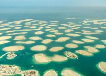 what is on 300 artificial islands worth tens of billions of dollars for dubais super rich 130326