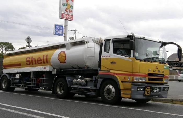 Tank trucks for transporting liquids usually have cylindrical tanks.
