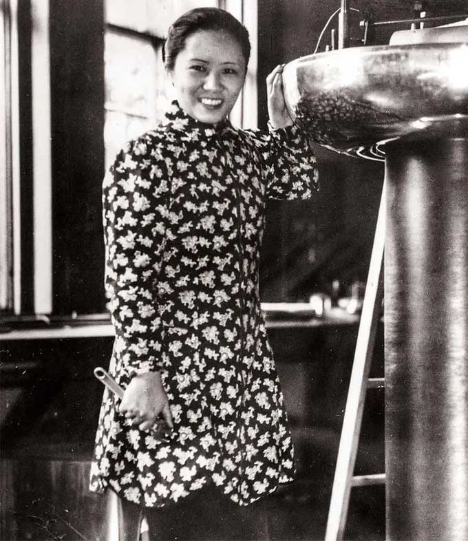 Chien-Shiung Wu assembling an electrostatic generator in the laboratory
