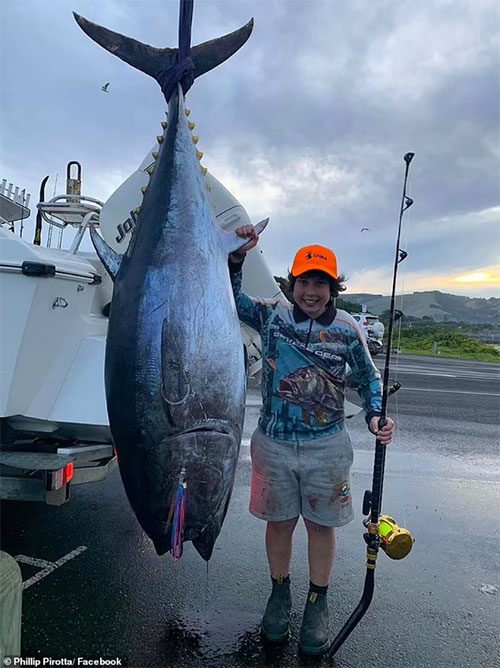Jakim Azzopardi took over an hour to bring the 116.5 kg tuna aboard.