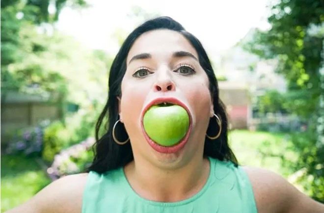 Samantha's mouth can fit an entire apple.