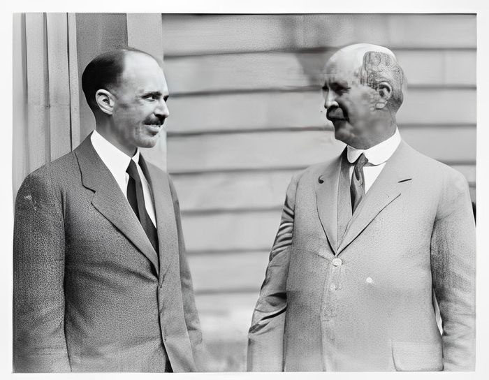 William Lawrence Bragg (left) and William Henry Bragg (right).