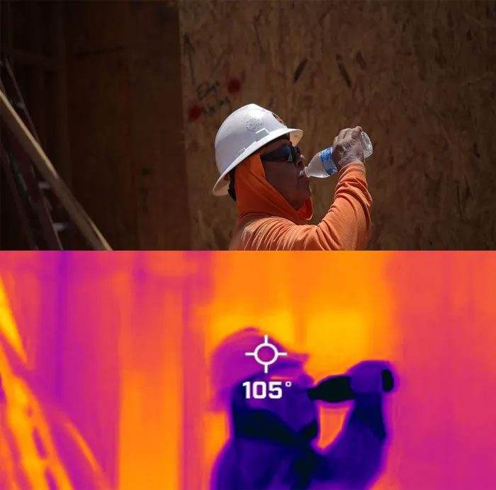 At noon on July 28, a worker was drinking water to cool off during the summer heat.