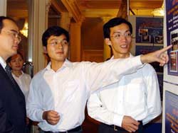 From right to left: Engineer Dang Huu Quang, Nguyen Xuan Hien introducing the road traffic toll collection system using barcode paper to Deputy Chairman of Ho Chi Minh City People's Committee Nguyen Thien Nhan