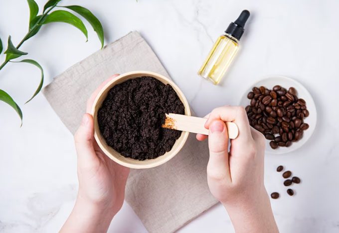 Both coffee and olive oil contain antioxidants that protect the skin from premature aging.