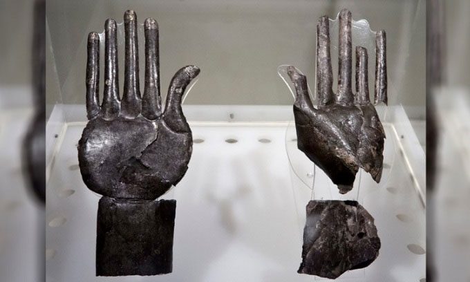 The Silver Hand reveals Etruscan burial practices.
