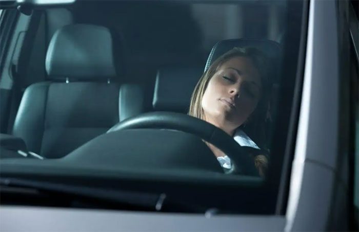 Set alarm reminders every 15-30-45-60 minutes to avoid sleeping too long in the car