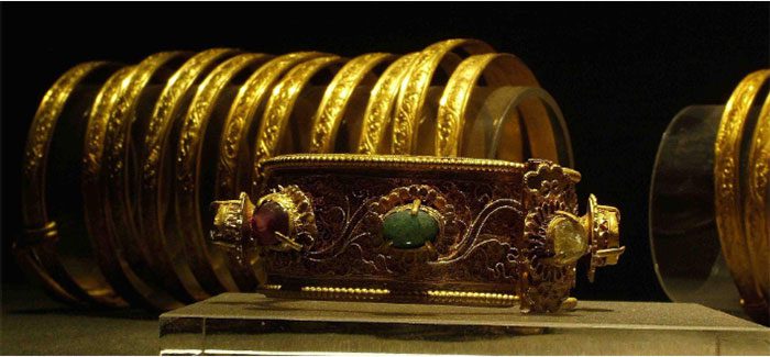 Close-up images of some treasures inside Prince Lương Trang's tomb.
