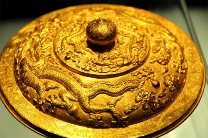 Some valuable treasures unearthed from Prince Lương Trang's tomb.