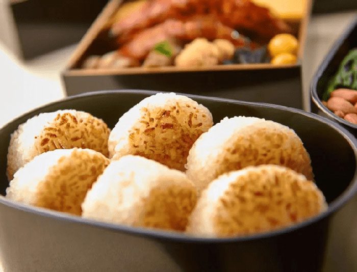 Just grilled rice balls can also be bento.