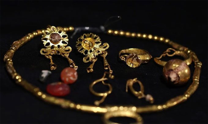 1800-year-old gold jewelry set.