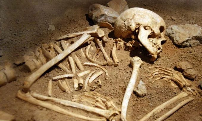 Illustration of a skeleton buried in the ground.