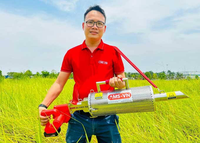 Bùi Văn Tùng introduces the rat smoke gun in the fields