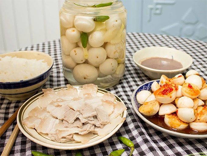 Before pickling eggplant, wash the ingredients and utensils thoroughly.