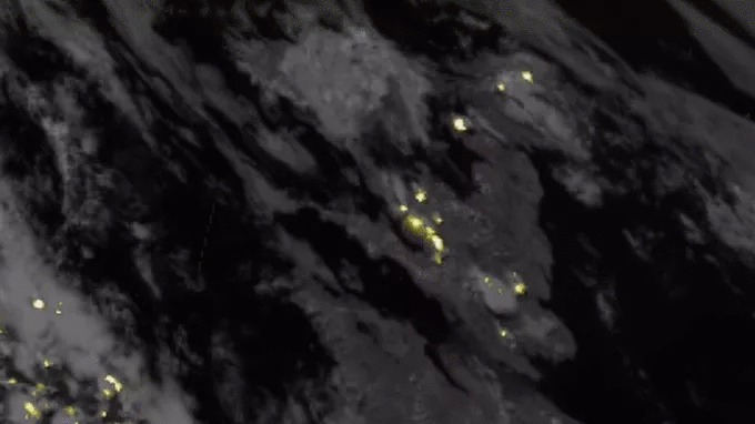 Impressive moment when thousands of lightning strikes occur simultaneously during a storm
