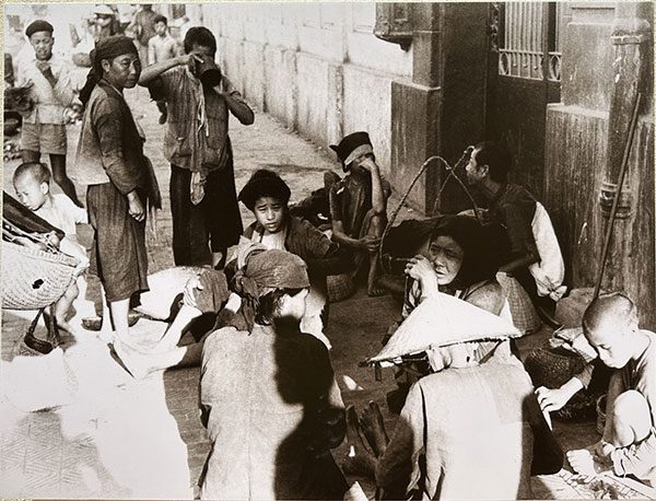 Street vendors resting near Đồng Xuân Market in 1951.