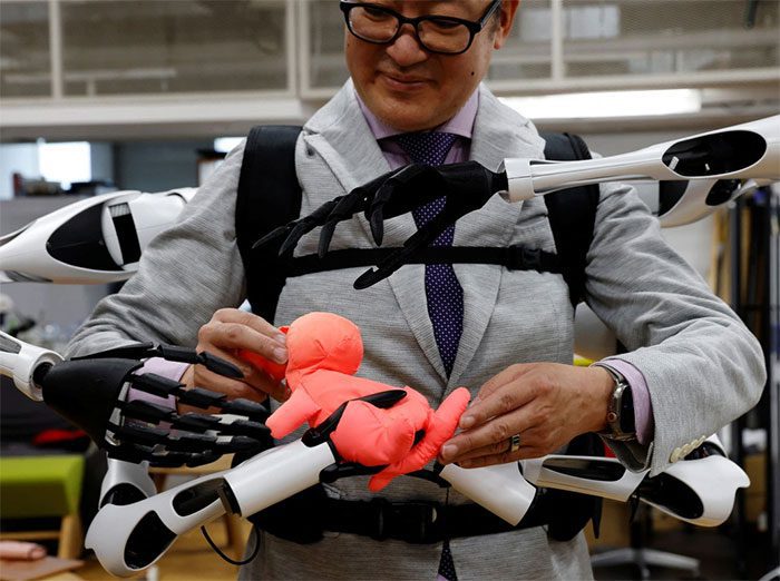 In addition to grasping objects, it can also be used for search and rescue operations