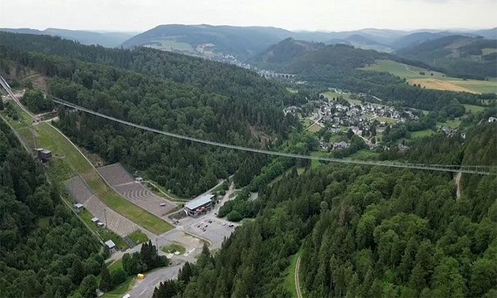The Skywalk Willingen Bridge is a steel bridge 664 meters long at a height of 100 meters.