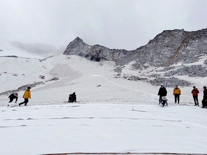 Spreading white sheets over Dagu Glacier