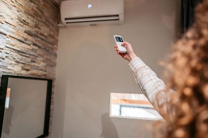 Setting the air conditioning temperature too low can lead to headaches and discomfort.
