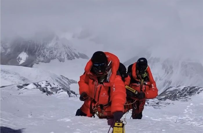 Scientists from the Tibetan Plateau Research Institute conquer Mount Everest