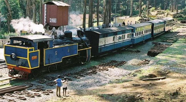 First-class ticket prices for the train are 600 rupees (over 172,000 VND)