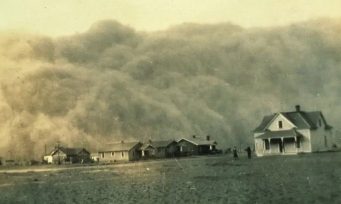 Dust storm hits Stratford, Texas in 1935.