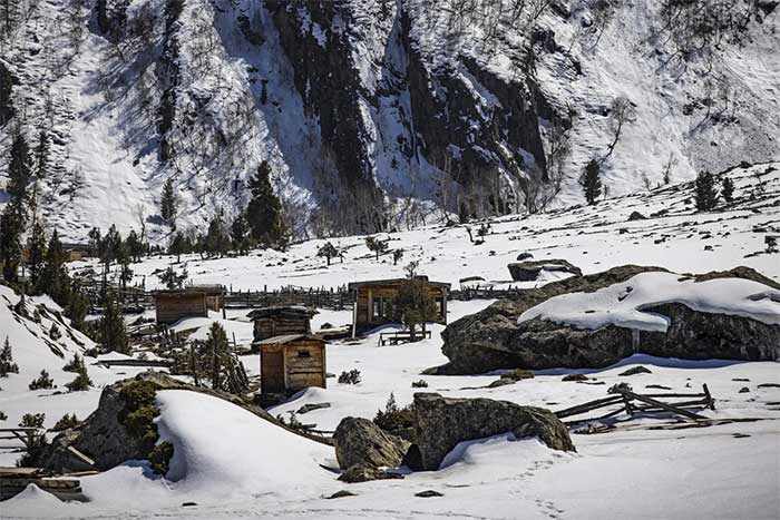 Wooden houses built by locals for visitors at the foot of the mountain.
